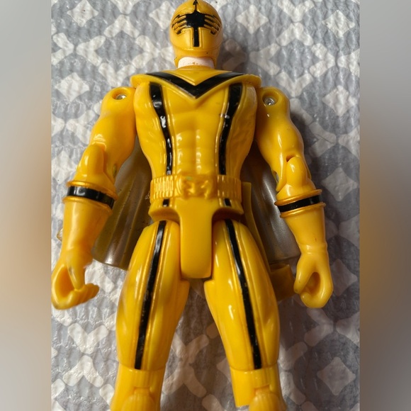 Power Ranger Mystic Force Yellow and Black Action Figure (2006) - Picture 3 of 5